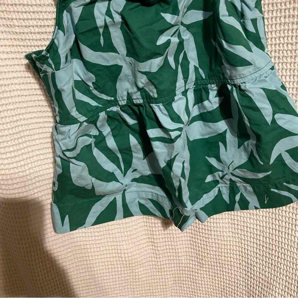 Never worn cropped summer top size small. No tags